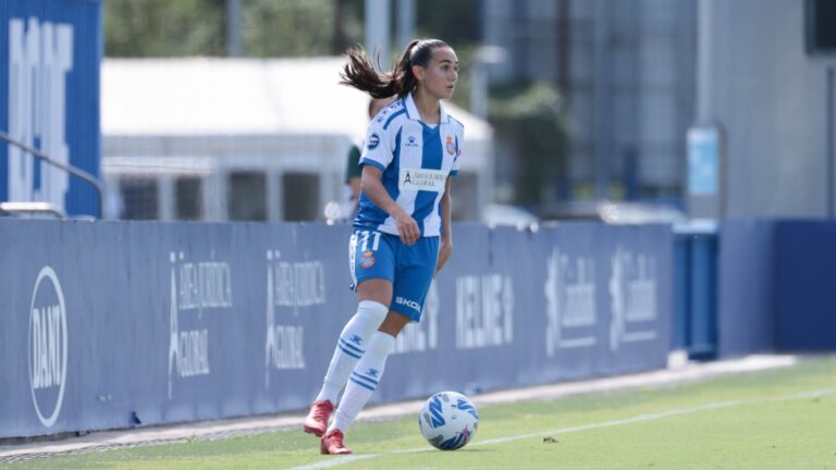 Ona Baradas inicia una jugada peligrosa para el Espanyol Femenino ante el Deportivo Abanca