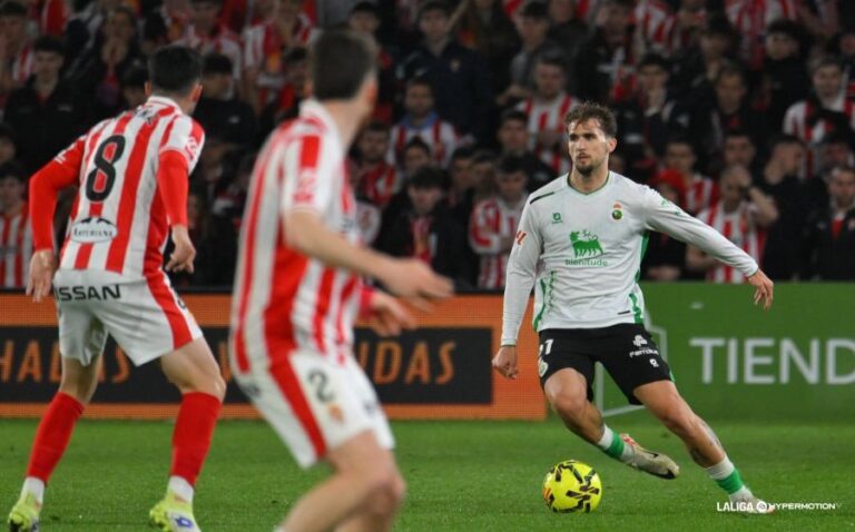 Pablo Ramón conduce un balón en el Racing de Santander - Sporting de Gijón