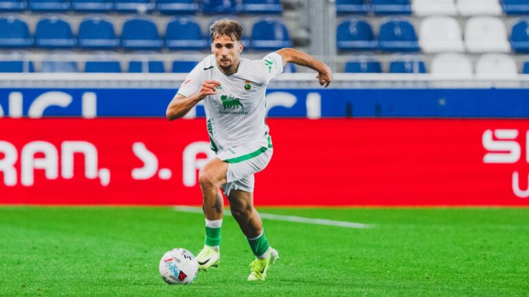 Pablo Ramón lidera LaLiga Hypermotion Pablo Ramón conduce un balón en Mendizorroza en el CD Mirandés - Racing de Santander