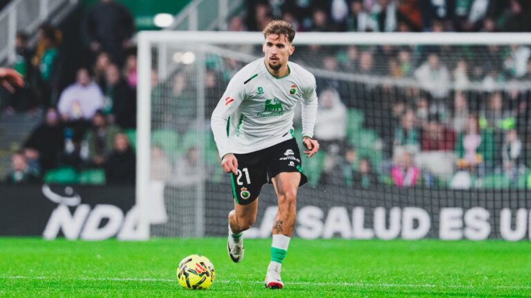 Pablo Ramón golea por el liderato de LaLiga Hypermotion Pablo Ramón conduce un balón en el Racing de Santander 4-0 Eibar