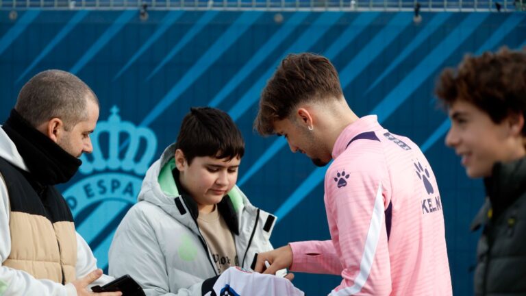 Pablo Ramón le firma un autógrafo a un aficionado del Espanyol