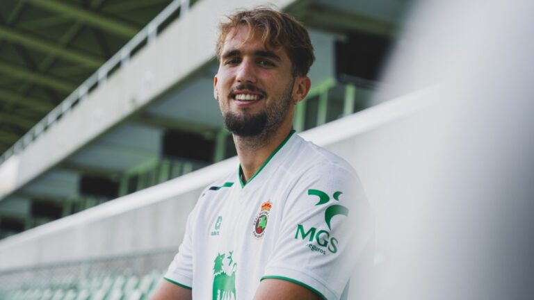 Pablo Ramón posa con la camiseta del Racing de Santander a su llegada