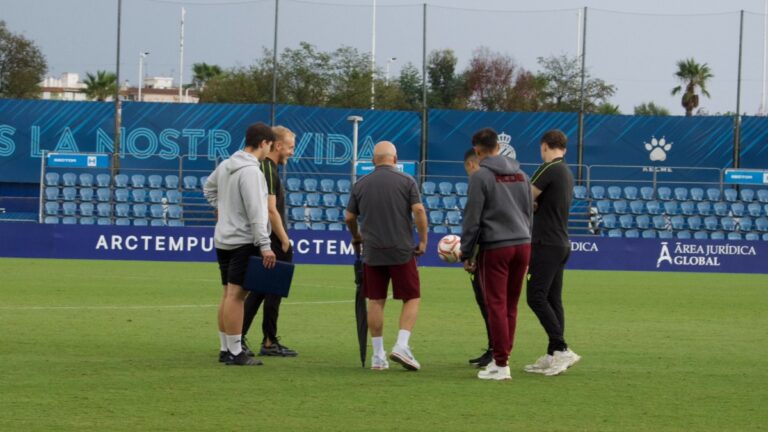 Inspección del césped del Campo 1 de la CE Dani Jarque antes del Espanyol B - Náxara CD