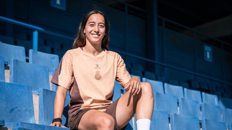 Paula Gutiérrez: «El proyecto que me presentan hace que mis ganas sean las de venir al Espanyol» Paula Gutiérrez atiende a 'El 1900' en la CE Dani Jarque antes de viajar a A Coruña