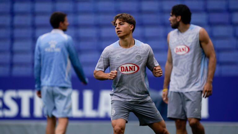 Lluc Castell entrena con el primer equipo en el RCDE Stadium