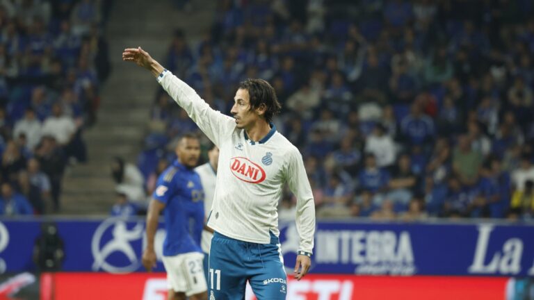 Pere Milla levanta la mano para dar un aviso en el Real Oviedo - Espanyol