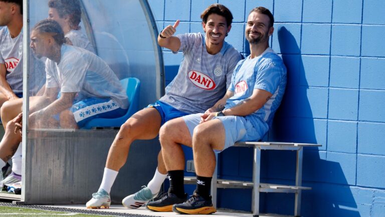 Pere Milla sonrie desde el banquillo en el amistoso entre el Espanyol y la Pau FC