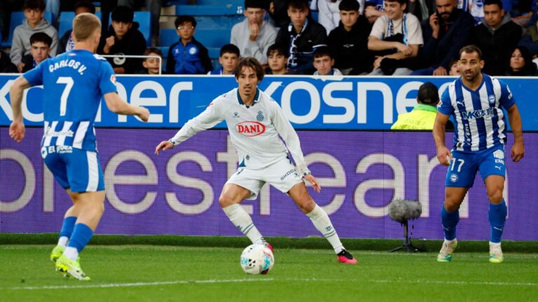 Pere Milla: «El Alavés se ha puesto 2-0 por nuestra culpa» Pere Milla entre dos rivales en el Deportivo Alavés - Espanyol