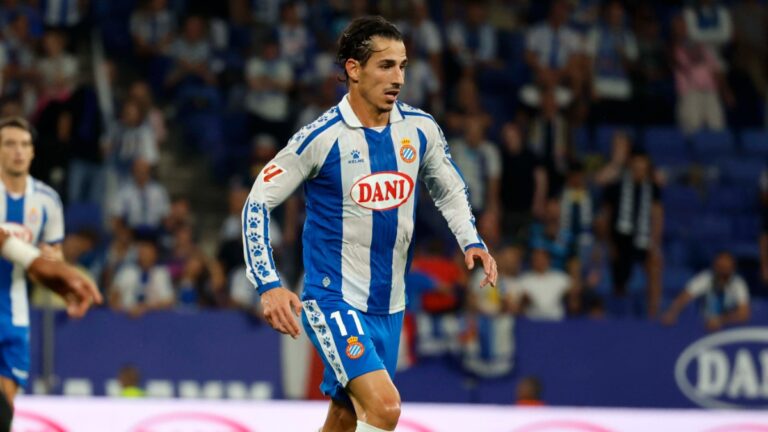Pere Milla conduce un balón en el Espanyol - RCD Mallorca