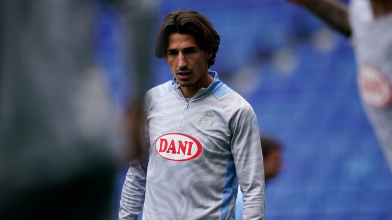 Pere Milla: «Me quedaré en el Espanyol si no me dicen lo contrario» Pere Milla entrena en el RCDE Stadium con el Espanyol