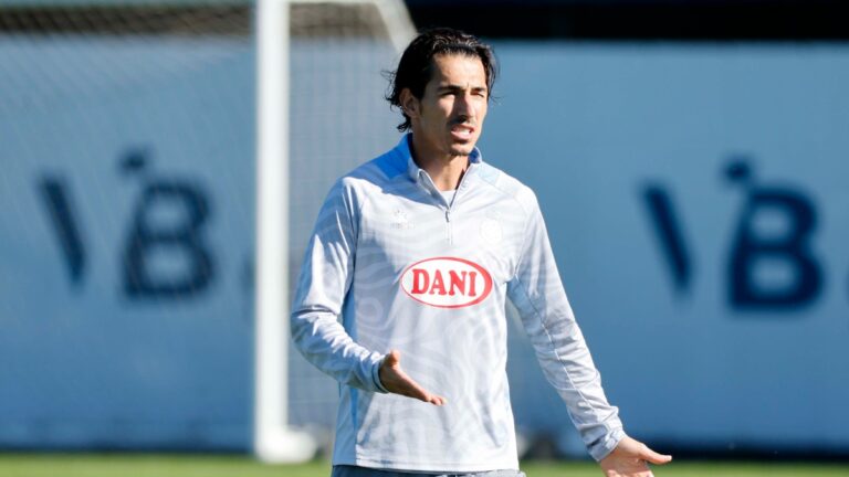 Pere Milla da indicaciones en un entrenamiento