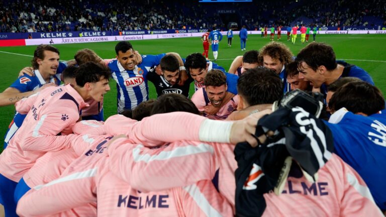 La plantilla del Espanyol hace piña después de ganar al Getafe CF en el RCDE Stadium