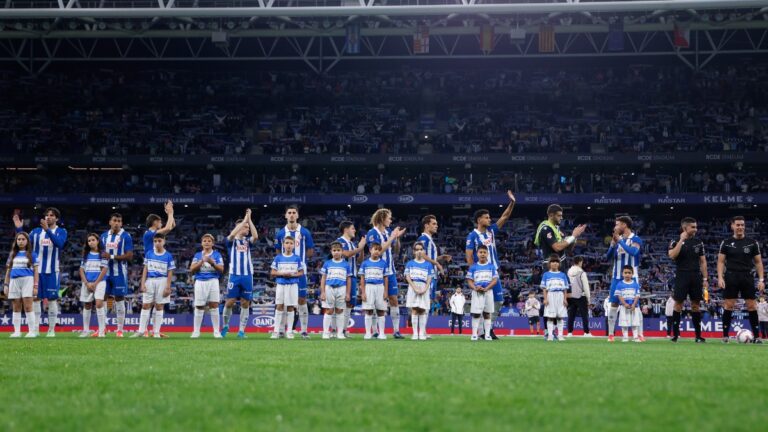 El Espanyol salió acompañado de once niños al RCDE Stadium en el partido ante el Sevilla FC