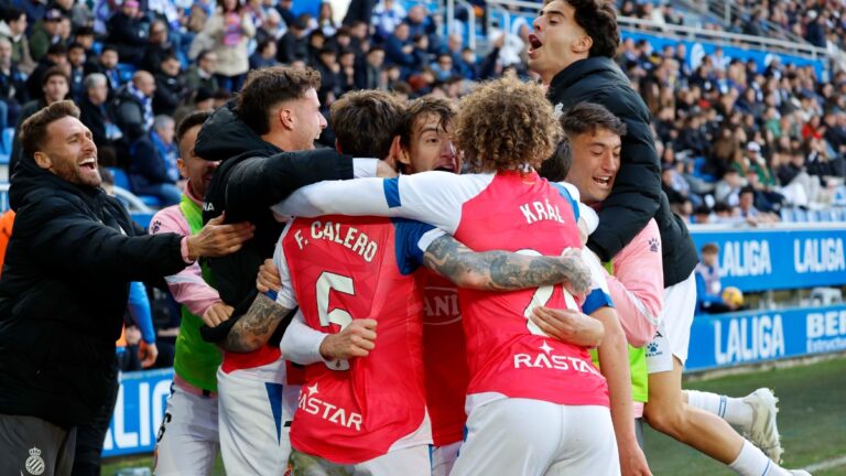 El Espanyol celebra en piña el gol de Fernando Calero en Vitoria