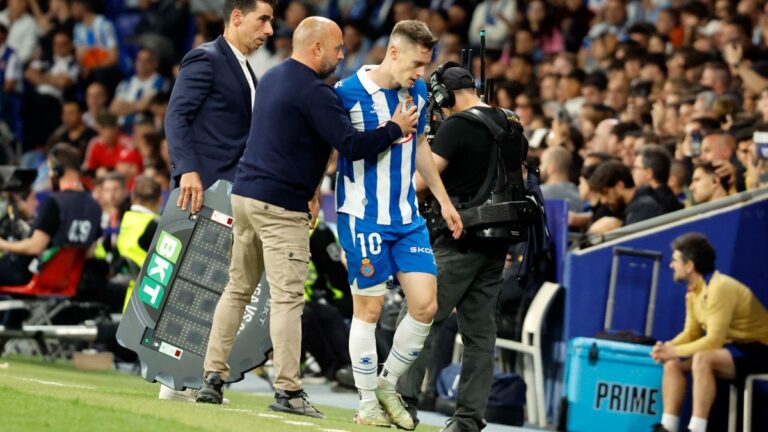 Manolo González charla con Pol Lozano durante su cambio en el derbi