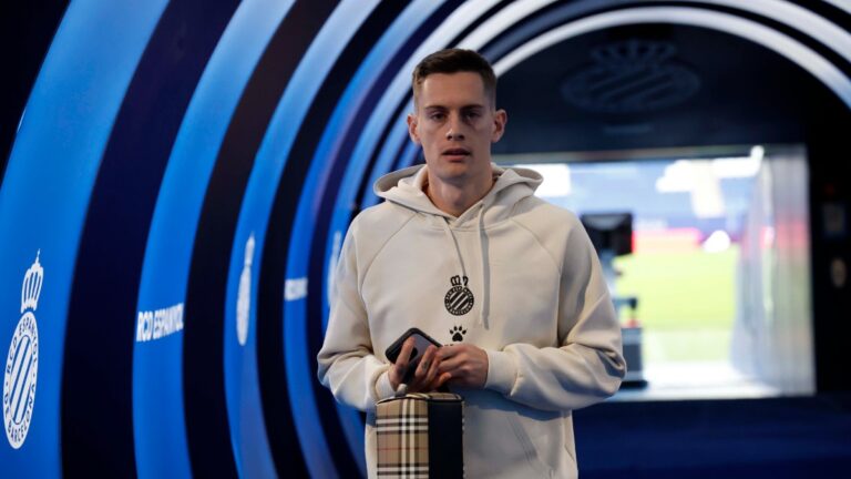 Pol Lozano, antes de un partido del Espanyol en el RCDE Stadium