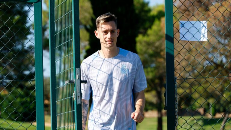 Pol Lozano llegando a un entreno en Torremirona