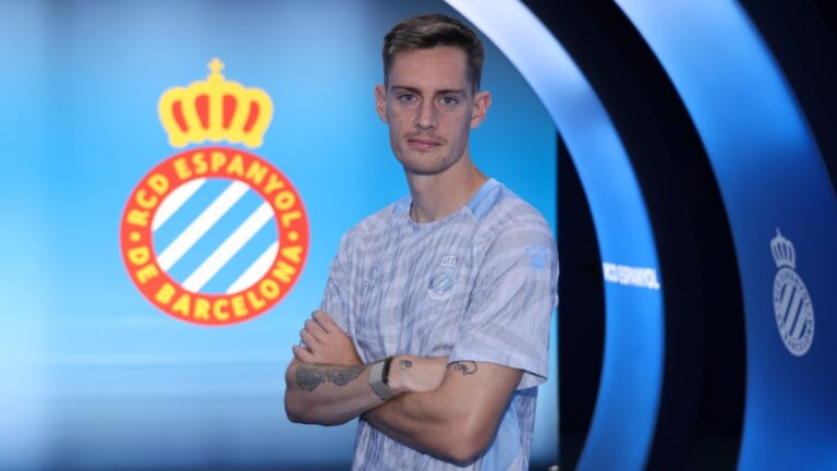 Pol Lozano, en el túnel de vestuarios del RCDE Stadium