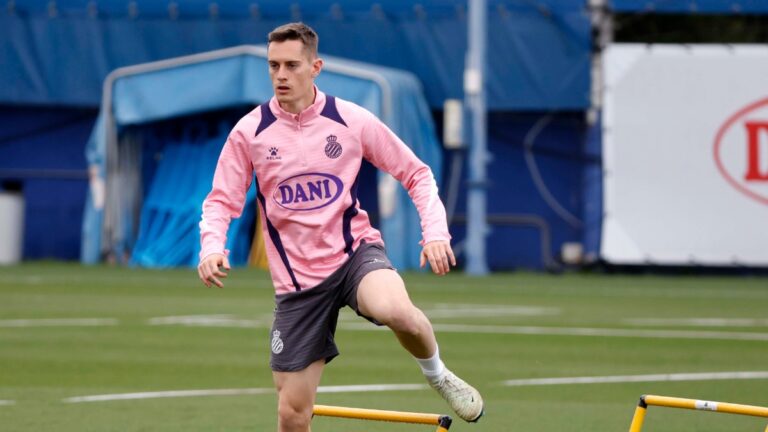 Pol Lozano hace ejercicios de calentamiento en un entrenamiento en la CE Dani Jarque