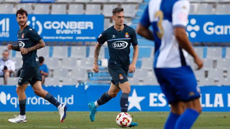 Pol Lozano partió como titular contra el CE Sabadell