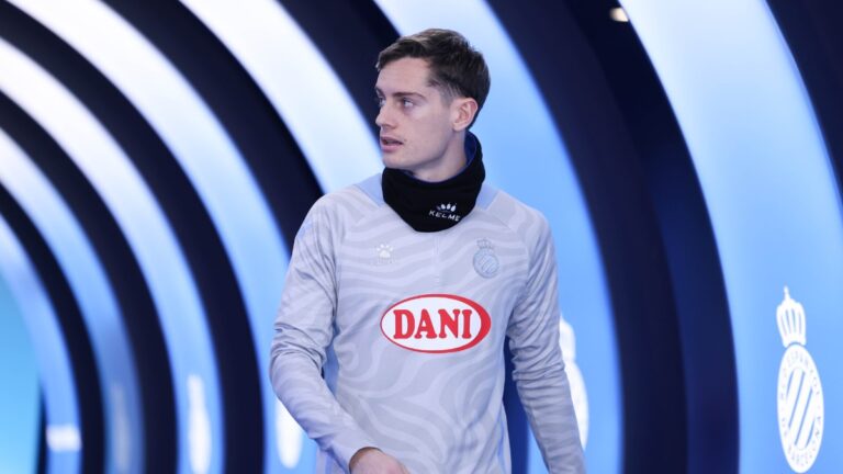 Pol Lozano, antes de un entrenamiento en el RCDE Stadium