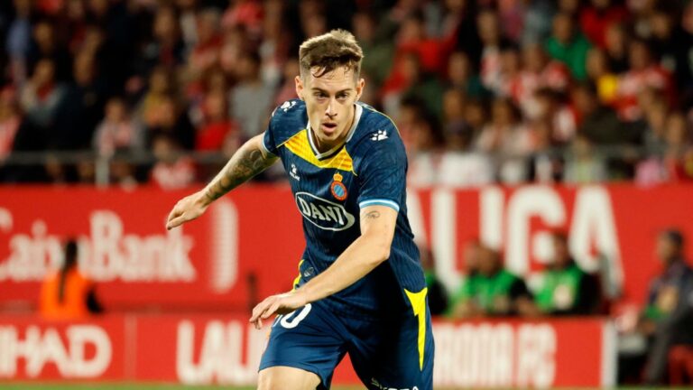 Pol Lozano en la disputa de un balón en el Girona FC - Espanyol