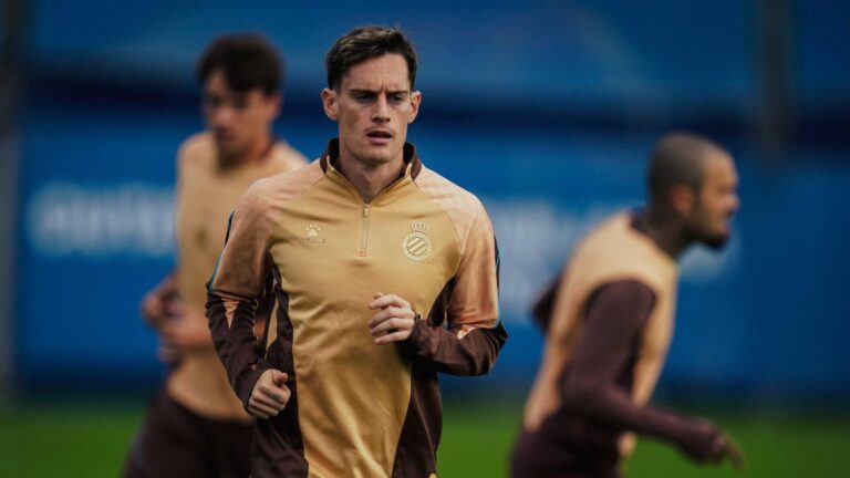Pol Lozano: «Si hay alguna cabeza de turco, somos los jugadores» Pol Lozano se concentra en el partido del Atlético de Madrid