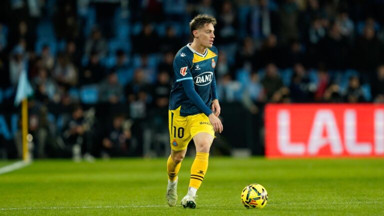 Pol Lozano marca las ideas del Espanyol Pol Lozano conduce un balón en el RC Celta de Vigo - Espanyol