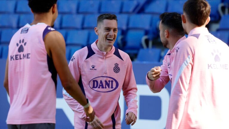 Pol Lozano, en un rondo con sus compañeros en el RCDE Stadium