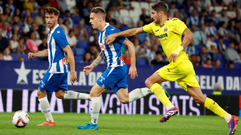 Pol Lozano controla el balón en una acción ante el Villarreal CF