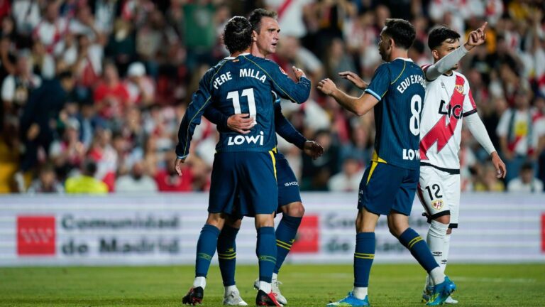 Pere Milla, Kike García y Edu Expósito antes del penalti en Vallecas