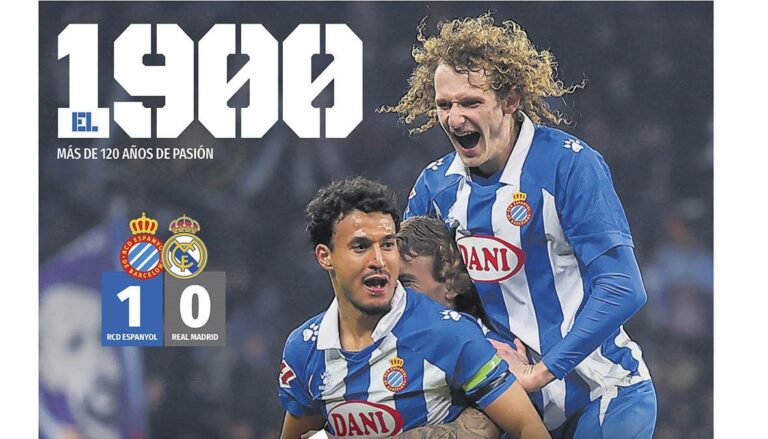 La plantilla del Espanyol celebra la victoria ante el Real Madrid