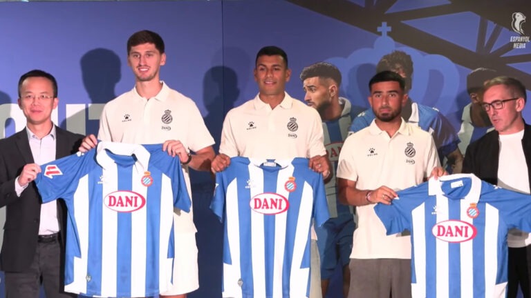 Los últimos tres fichajes posando con la camiseta blanquiazul