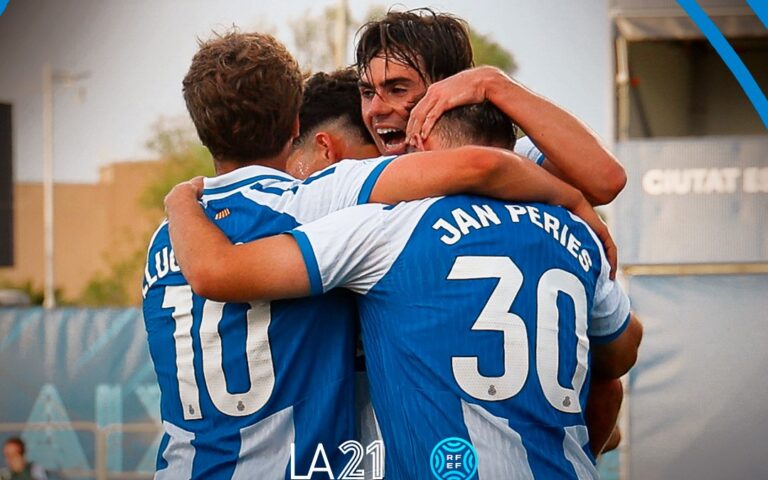 Alex Almansa abraza a Lluc Castell y Jan Peries en el Espanyol B - Girona FC B