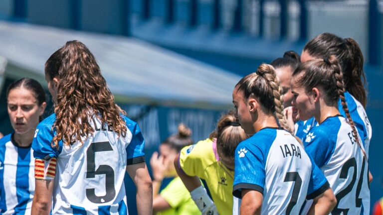 Espanyol Femenino – Villarreal CF: Última prueba antes de la Liga F Charla de Sara Monforte a sus jugadoras en una pausa de hidratación
