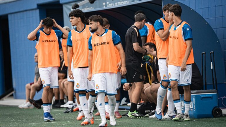 Los suplentes del Espanyol B se ponen el peto para salir a calentar en el amistoso ante la UE Sant Andreu