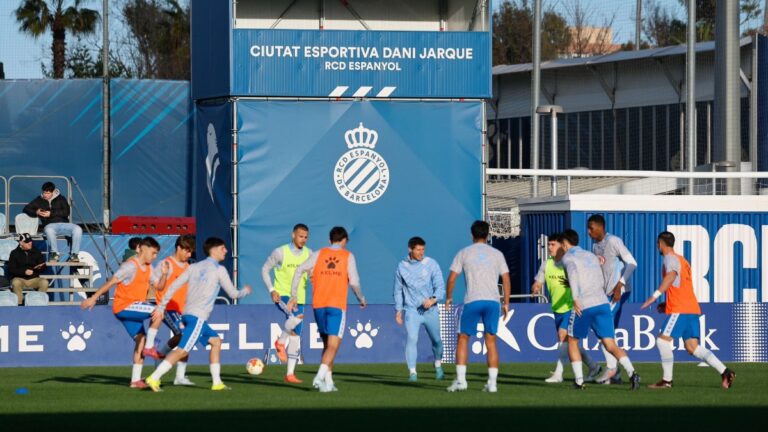 Los titulares del Espanyol B, minutos antes de medirse a la UE Sant Andreu en la CE Dani Jarque