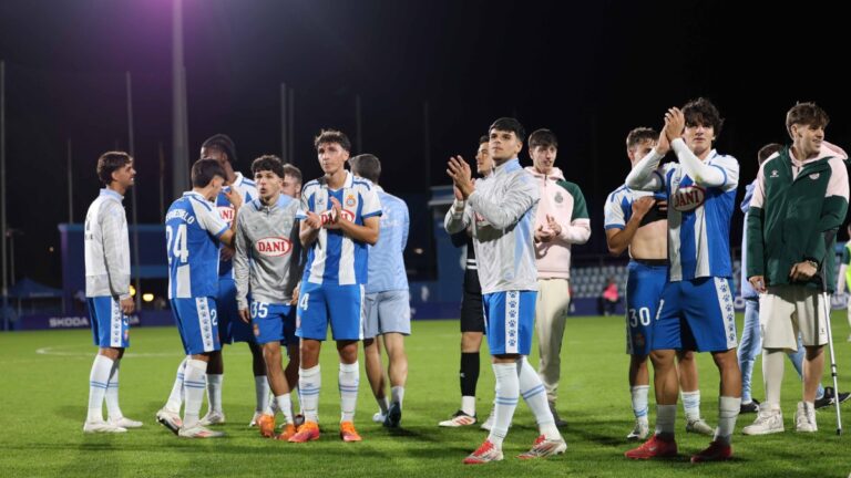 FE Grama – Espanyol B: Un estreno copero El Espanyol B, feliz, devuelve con aplausos el apoyo de la afición en el derbi