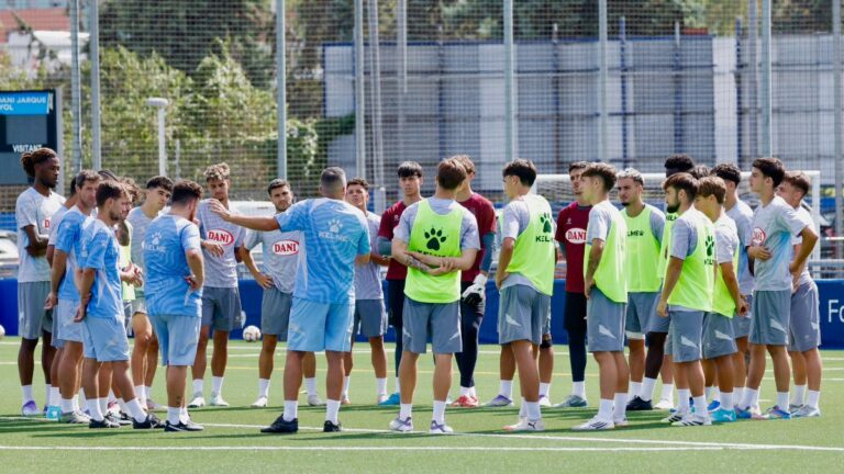 El Espanyol B atiende las indicaciones de Raúl Jardiel en la CE Dani Jarque