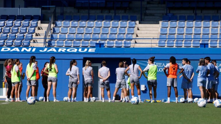 Sara Monforte prepara con sus jugadoras la visita al Deportivo de la Coruña