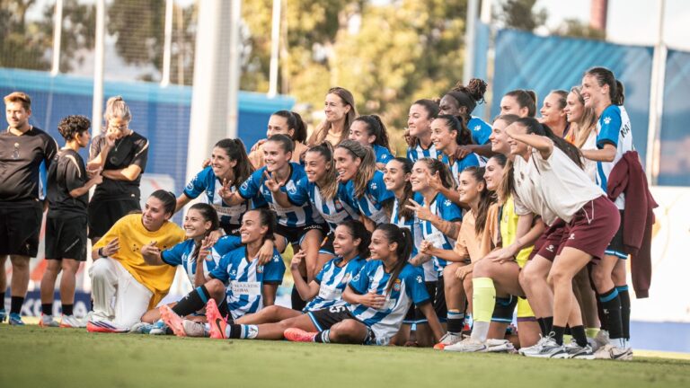 Deportivo ABANCA – Espanyol Femenino: La prueba de Riazor Las jugdoras del Espanyol Femenino celebran en la CE Dani Jarque el 5-1 al Madrid CFF con la afición