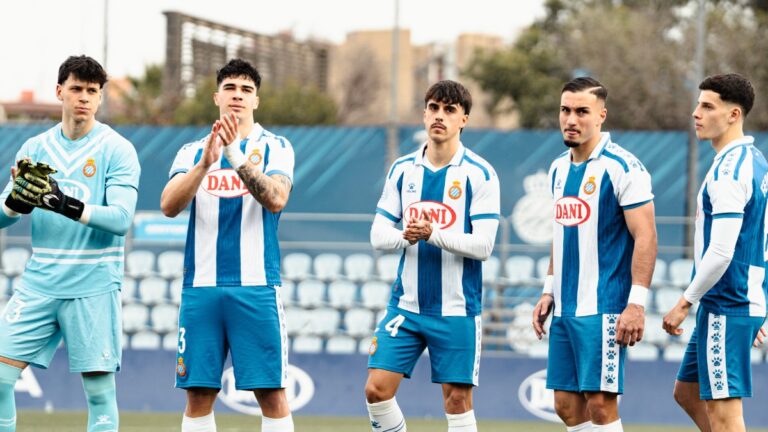 El Espanyol B, antes de empezar un partido en la CE Dani Jarque