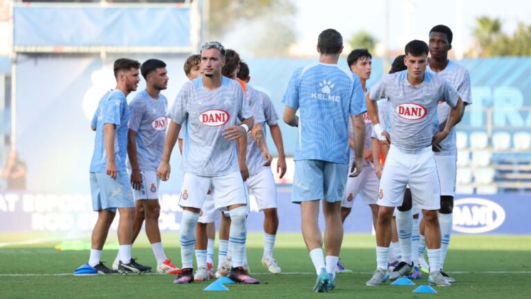 Los jugadores del Espanyol B, en el calentamiento antes de enfrentarse al CE Europa