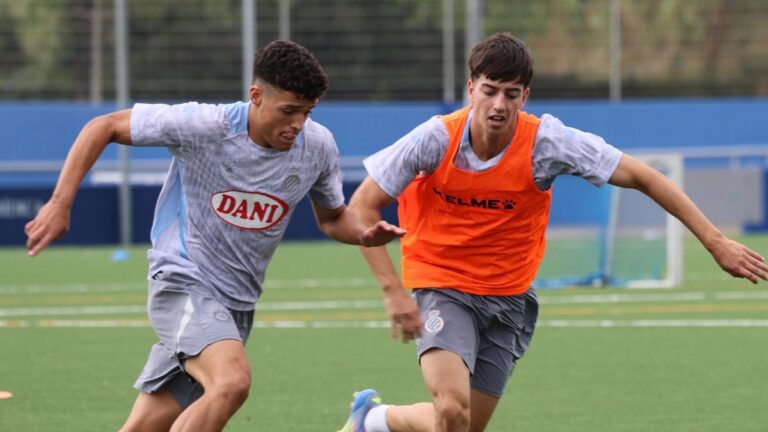 José Ángel López y Leo Salazar preparan el amistoso ante el Nàstic de Tarragona con un ejercicio de balón