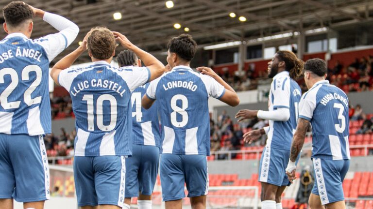 El Espanyol B celebra un gol de Christ Letono en Terrassa