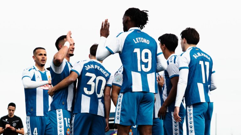 El Espanyol B celebra en piña el gol de Letono ante el CE Andratx