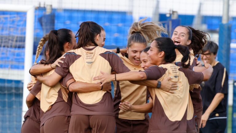 Las jugadoras del Espanyol Femenino hacen piña con un abrazo