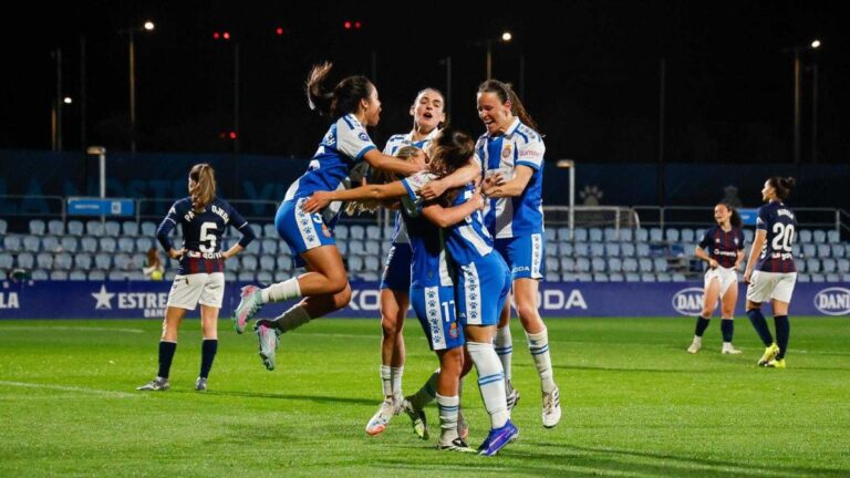 Las jugadoras del Espanyol Femenino celebran el gol de Ona Baradad ante la SD Eibar