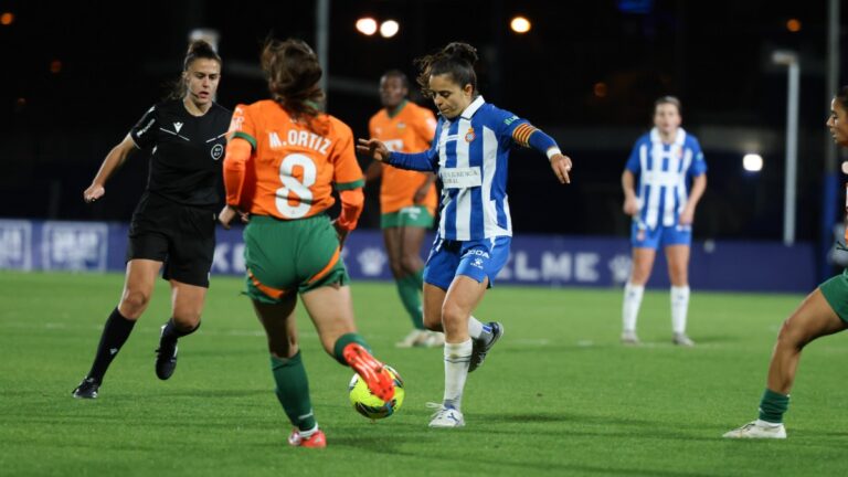Carol Marín controla un balón en el Espanyol Femenino - Valencia CF