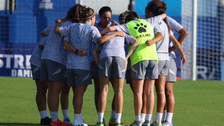 Las jugadoras del Espanyol Femenino muestran unión en un entrenamiento
